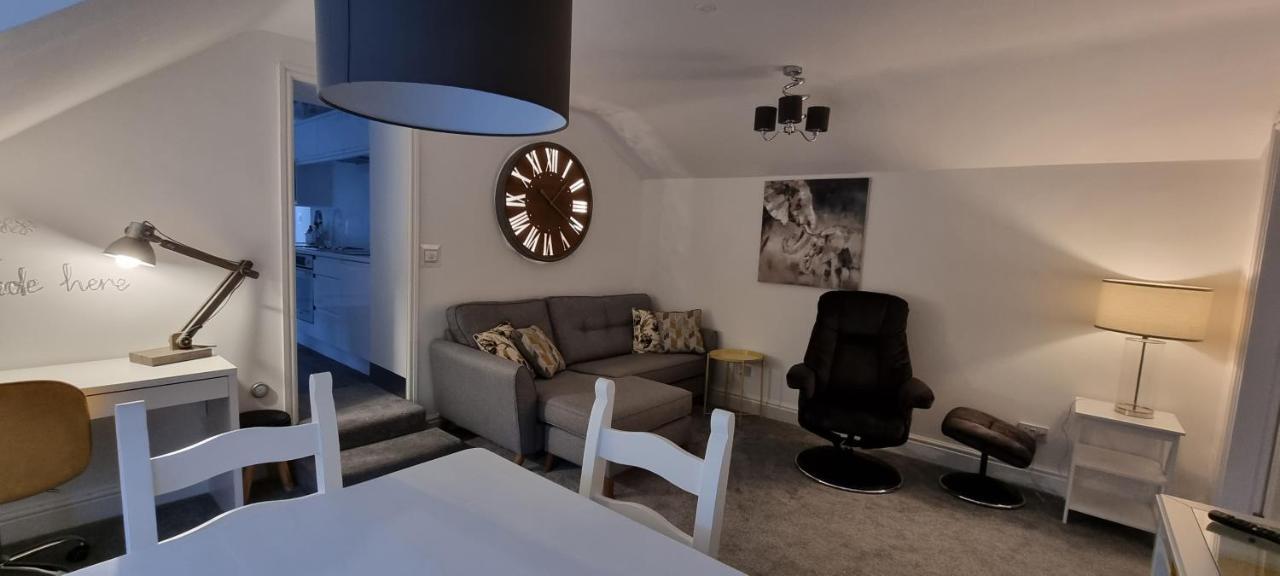 Modern And Spacious 2 Bedroom Apartment With Free Parking Llansantffraid Llansantffraid Glyn Ceiriog 외부 사진