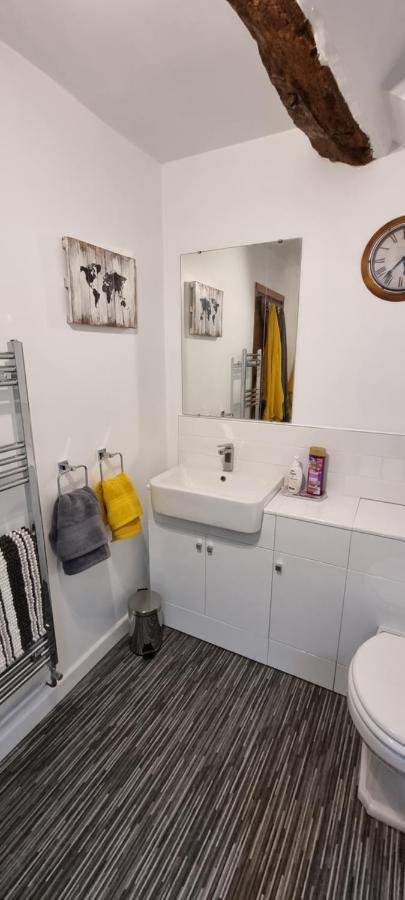 Modern And Spacious 2 Bedroom Apartment With Free Parking Llansantffraid Llansantffraid Glyn Ceiriog 외부 사진