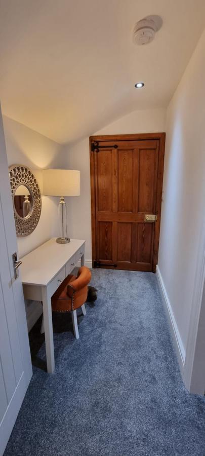 Modern And Spacious 2 Bedroom Apartment With Free Parking Llansantffraid Llansantffraid Glyn Ceiriog 외부 사진