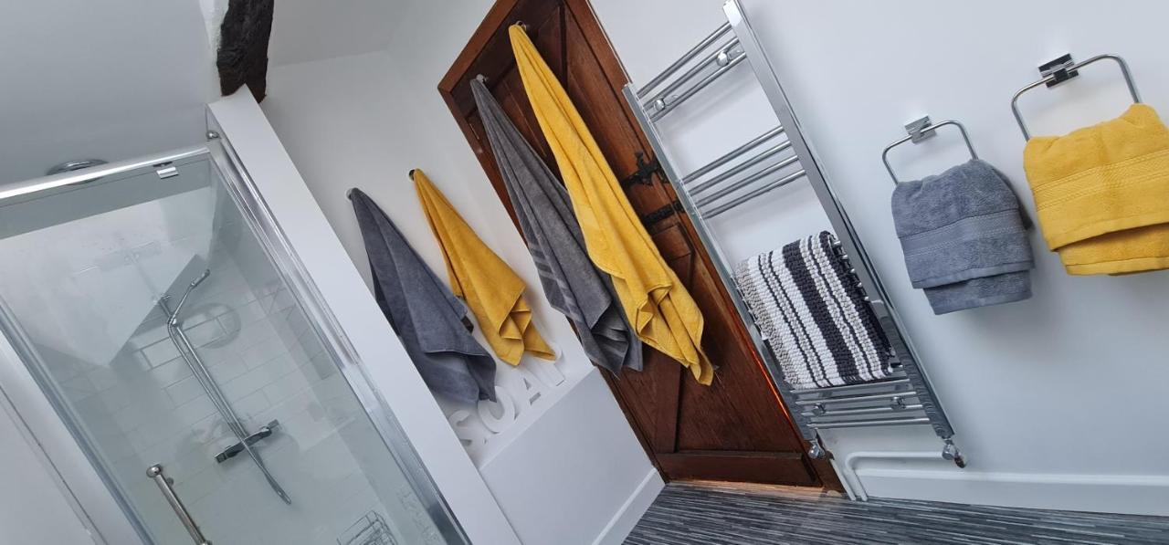 Modern And Spacious 2 Bedroom Apartment With Free Parking Llansantffraid Llansantffraid Glyn Ceiriog 외부 사진