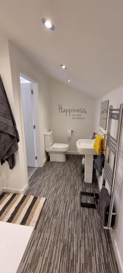 Modern And Spacious 2 Bedroom Apartment With Free Parking Llansantffraid Llansantffraid Glyn Ceiriog 외부 사진