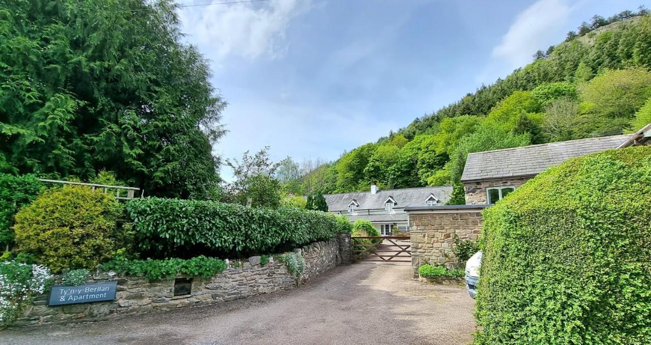 Modern And Spacious 2 Bedroom Apartment With Free Parking Llansantffraid Llansantffraid Glyn Ceiriog 외부 사진