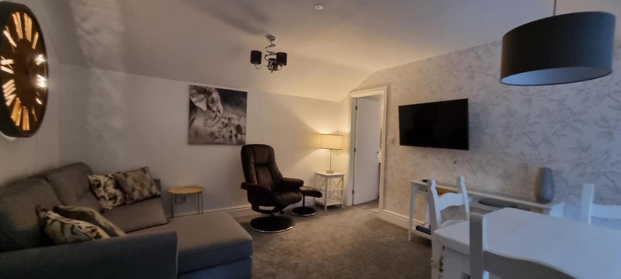 Modern And Spacious 2 Bedroom Apartment With Free Parking Llansantffraid Llansantffraid Glyn Ceiriog 외부 사진